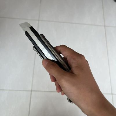 خرید چاقوهای کاربردی 18 میلی متری با دسته مشکی و دم قرمز، تیغه آلومینیومی SK2 برای مصارف گوناگون تولید آنلاین