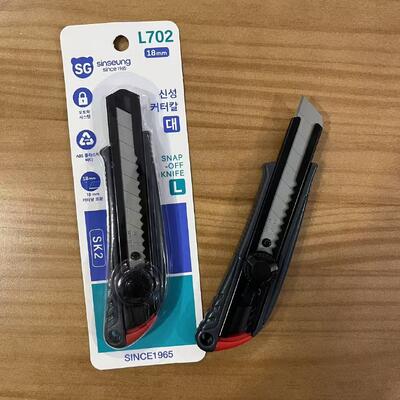 1 چاقوی کاربردی چاقوی کاربردی 18 میلی متری طراحی ارگونومیک مواد تیغه فولاد کربن بالا که دقت و دوام را فراهم می کند